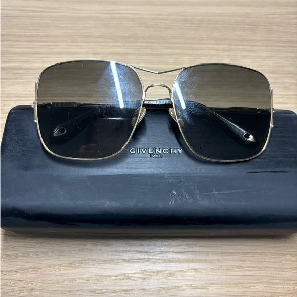Givenchy Sunglasses Gold Frame made in Italy logo - Picture 10 of 17